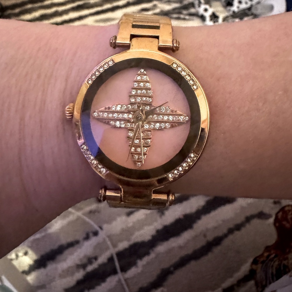 Rose Gold Quartz Watch with Sparkling 3D Four-Leaf Clover & Rhinestone Dial - Picture 6 of 10